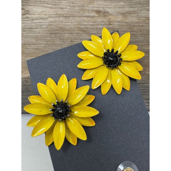 Vintage Metal Yellow Flower Earrings Clip Ons Goldtone Black Centers - Picture 2 of 7